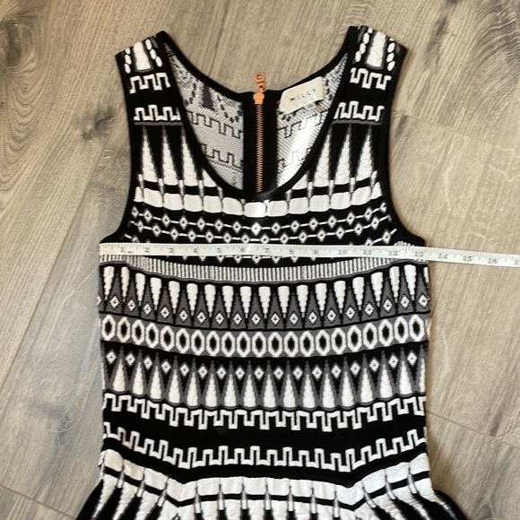 Milly Geometric Print Stretchy Knit Sleeveless  Dress with rose gold  Zipper. - Picture 8 of 10